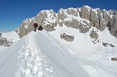 10 Scialpinisti si godono il sole